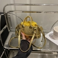 Goldene Beuteltasche mit Krokoprägung, gelbem Kordelzugbeutel und Silberbeschlägen - Gold