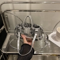 Silberne Mini-Beuteltasche mit Krokoprägung und Kordelzug-Innentasche aus Stoff - Silber