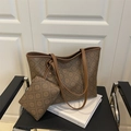 Set borsa tote marrone classica con pochette coordinata su sedia minimalista - Marrone
