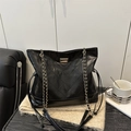 Schwarze gesteppte große Tote Bag mit goldener Kette und metallischer Schnalle - Schwarz