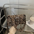 Bolso bajo el brazo con estampado de leopardo, ojales plateados y remaches estilo Y2K - Leopardo Marrón