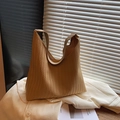 Borsa tote in pelle intrecciata caramello con trama raffinata per un look autunnale - Cachi