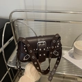 Bolso de hombro marrón oscuro con ojales plateados y remaches de estilo punk - Marrón