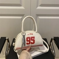 Bolso bandolera de cuero blanco semicircular con estampado rojo de Los Ángeles 95 - Blanco