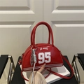 Bolso bandolera rojo retro de PU con estampado Los Angeles 95 y adornos de cadena - Rojo