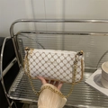 Weiße Vintage Monogramm Baguette Tasche mit braunem Lederbesatz und Goldkette - Weiß