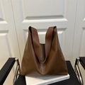 Grand sac cabas minimaliste en cuir marron foncé avec larges bandoulières - Marron