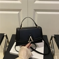 Borsa a tracolla quadrata nera chic con fibbia a A dorata e finitura in pelle opaca - Nero