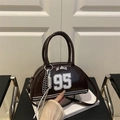 Bolso Boston de cuero marrón oscuro con estampado Los Angeles 95 y cadena de plata - Marrón