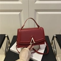 Elegante borsa quadrata rossa in finta pelle con fibbia a V argento e manico superiore - Rosso