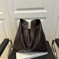 Grand sac cabas minimaliste en cuir marron foncé avec large bandoulière femme - café