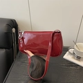 Borsa baguette in pelle verniciata bordeaux con cerniera argento e finitura lucida - Rosso