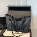 Bolso tote gris oscuro con gran logotipo circular en relieve y asas finas de cuero - Gris Negro