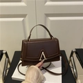 Elegante borsa a tracolla quadrata color cioccolato con fibbia a V dorata e cinturino - Marrone