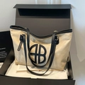 Bolso tote grande beige con adornos negros y logo en una caja de regalo negra de alta calidad - Caqui Negro