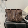 Grand sac cabas marron foncé avec motif d'ours et petite pochette ronde assortie - Marron