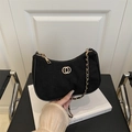Sac baguette chic en daim noir matelassé avec boucle dorée et bandoulière en chaîne - Noir