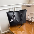 Grande borsa tote nera con sciarpa di seta decorativa a motivi bianchi e neri sul manico - Con Sciarpa di Seta / Nero
