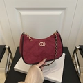 Sac bandoulière bordeaux matelassé avec bandoulière chaîne dorée et fermoir métal - Rouge