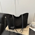Grand sac cabas minimaliste en daim noir avec bandoulière et pendentif décoratif en cuir - Noir