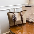 Borsa tote beige minimalista con manici marroni e foulard in seta su tavolo a specchio - Con Sciarpa di Seta / Cachi