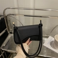Borsa a tracolla minimalista in pelle nera con patta asimmetrica e dettagli dorati - Nero