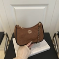 Sac sous le bras en daim marron foncé avec motif matelassé et chaîne dorée - Marron