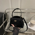 Sac à main carré noir à motif crocodile tendance avec fermoir rotatif doré pour femmes - Noir