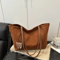 Grand sac cabas marron en daim avec anses en cuir pour un usage quotidien chic - café