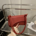 Borsa a spalla rossa minimalista con patta asimmetrica e dettagli dorati sulla tracolla - Rosso