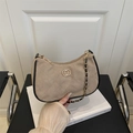 Sac bandoulière matelassé kaki avec boucle dorée et bandoulière en chaîne de cuir noir - Kaki