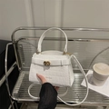 Petit sac carré blanc embossé pierre avec fermoir rotatif doré et bandoulière - Blanc
