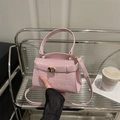 Sac à main rose à texture pierre avec motif crocodile et boucle dorée pour femme - Rose
