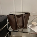 Grand sac cabas marron foncé à motif crocodile dans un décor de bureau minimaliste chic - Marron