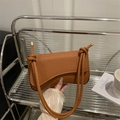 Borsa a tracolla marrone caramello in ecopelle martellata con patta curva unica - Marrone