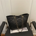 Bolso tote acolchado negro con correa de cadena para mujer, bolso de hombro amplio y elegante - Negro