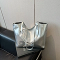 Borsa tote minimalista in ecopelle argento con elegante ciondolo in pizzo e perle - Con Ciondolo / Argento