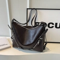 Grande borsa tote marrone scuro in ecopelle lucida con dettagli di cerniere argentate - caffè