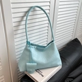 Borsa hobo a spalla blu chiaro in pelle intrecciata con texture e ciondolo coordinato - Blu