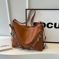 Borsa tote marrone in ecopelle con cerniere argentate e fibbie metalliche stile moderno - Marrone