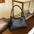 Minimalistische schwarze gewebte Achseltasche mit Knotengriff und kleinem Anhänger - Schwarz