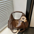 Borsa a mano marrone a mezzaluna in pelle con cerniere e ciondolo a forma di agnello - Con Ciondolo / Marrone