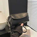 Elegante borsa a tracolla in ecopelle nera con scritte dorate da donna - Con Ciondolo / Nero