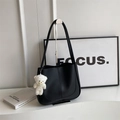 Secchiello minimalista in pelle nera con cuciture e ciondolo orsetto di peluche - Con Ciondolo / Nero