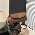 Borsa a tracolla vintage in pelle testa di moro con raffinati dettagli in oro - Con Ciondolo / Marrone