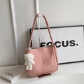 Borsa tote rosa minimalista in ecopelle con ciondolo a forma di orso bianco e cuciture - Con Ciondolo / Rosa