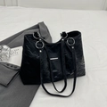 Grand sac cabas noir avec texture cuir froissé et détails métalliques argentés - Noir