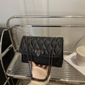 Borsa a tracolla trapuntata nera con fibbia a cuore e catena metallica di lusso - Nero