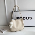 Borsa a tracolla quadrata beige con ciondolo a forma di orsetto e cuciture verticali - Con Ciondolo / Bianco Sporco