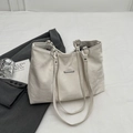 Sac fourre-tout blanc minimaliste avec poignées anneau argentées et texture plissée chic - Blanc Cassé